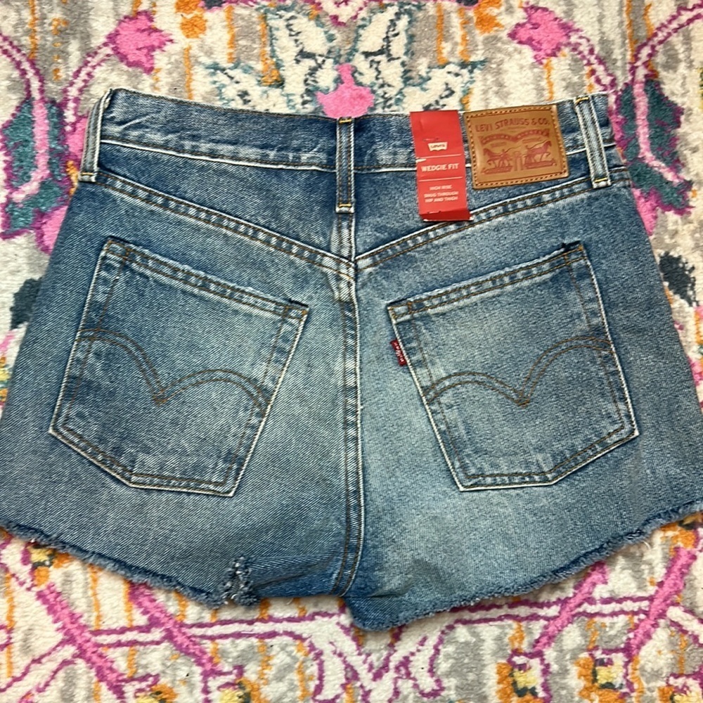 Levis High Rise Wedgie Fit Jean Shorts NWT Size 28 - Picture 9 of 16